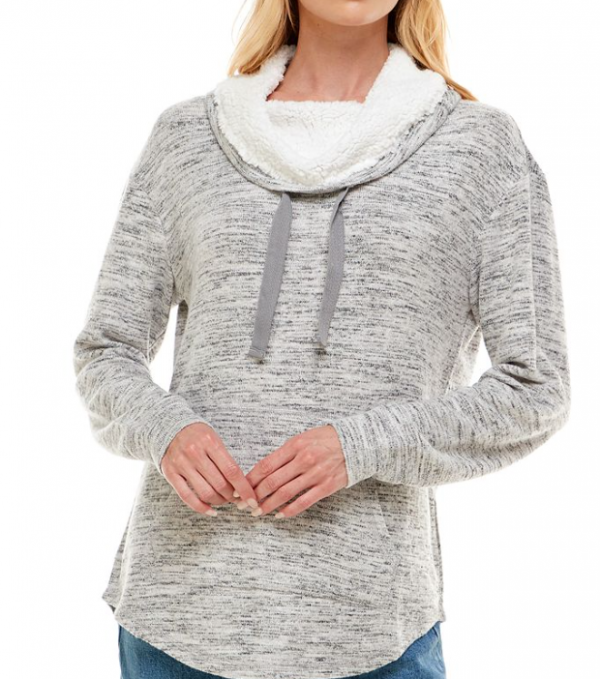 Hoodie dengan aksen tali rafia di bagian kerah